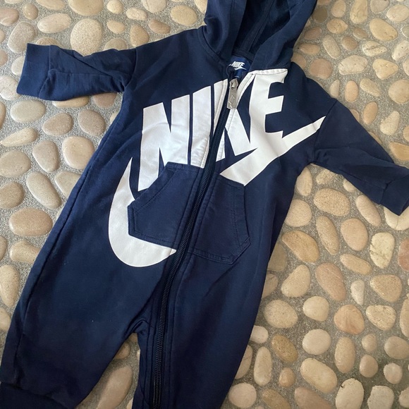 NIKE TRIO!! 1 NWT romper, 1 NWOT onesie, 1 EUC sweatsuit🖤🤎💙 unisex - Picture 5 of 9